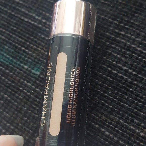 New makeup revolution liquid highlighter Champagne - Picture 2 of 5